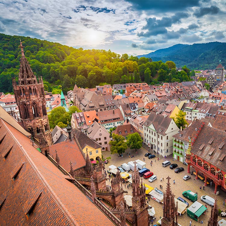 Luftaufnahme mit Blick auf einen Markplatz der Stadt Freiburg