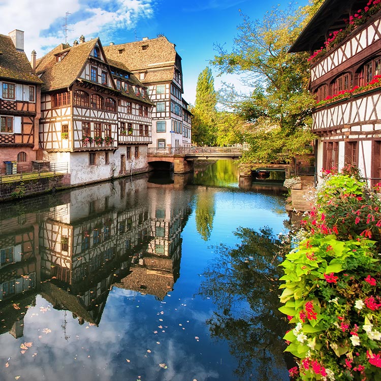 Historische Gebäude neben einer Wasserstraße in Strassburg